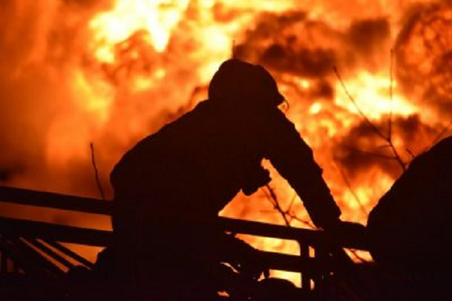 В пригороде Улан-Удэ вспыхнул строймагазин. Пламя охватило больше сотни «квадратов»