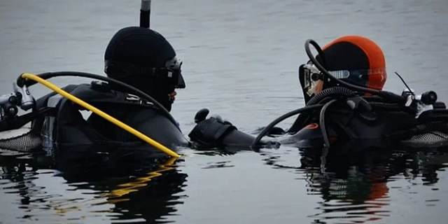 Водолазы начали поиск унесенных в Черное море людей
