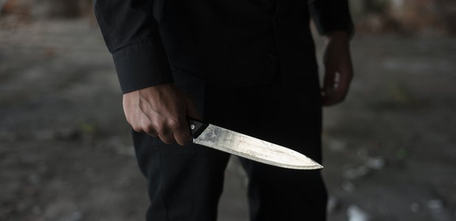 Российский уголовник напал с ножом на сотрудницу полиции