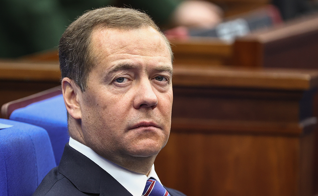 Медведев одаривает своих охранников шикарными автомобилями