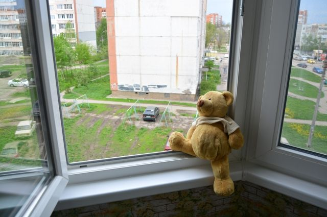 В Якутске прохожий поймал выпавшего с 12-го этажа ребенка