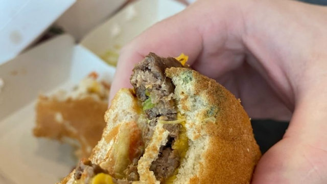 В Москве в бургерах ресторана «Вкусно — и точка» нашли плесень
