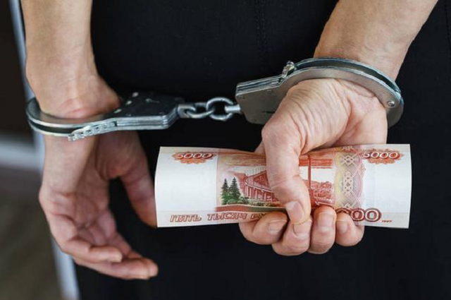 ФСБ уличила следователя по особо важным делам во взятке от сутенеров