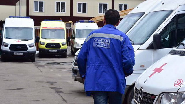 На Украинском бульваре Москвы рухнувшее дерево убило ничего не подозревающего мужчину