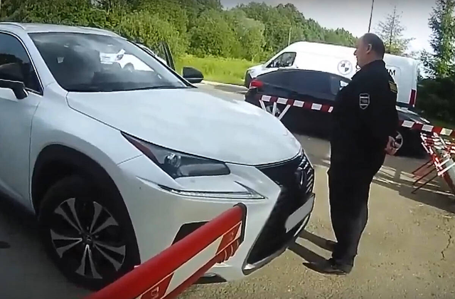Депутат обматерил пожилого охранника на парковке в Подмосковье и попал на видео