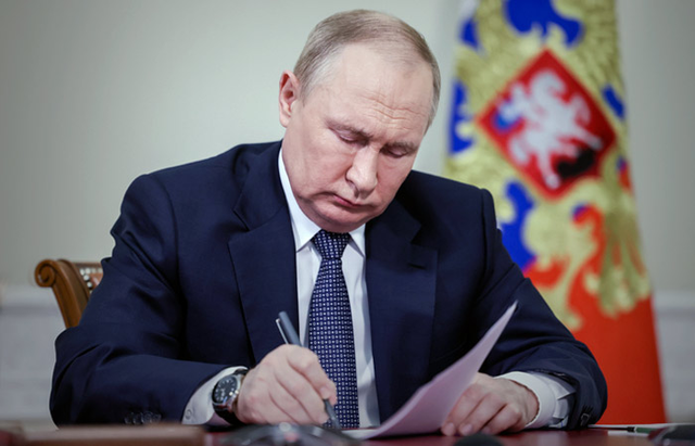 Путин подписал закон об усилении наказания для должностных лиц за пытки