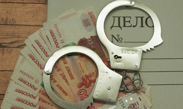 В Астрахани полицейский заставил студентку искать для него покупателей прав