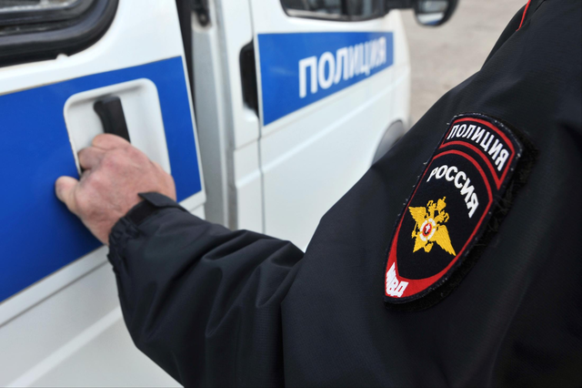 Российские полицейские забрали 38 коробок с сигаретами и попали под суд