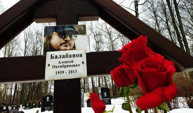 Могилу легенды фильмов "Брат" и "Брат-2" разрыли на кладбище