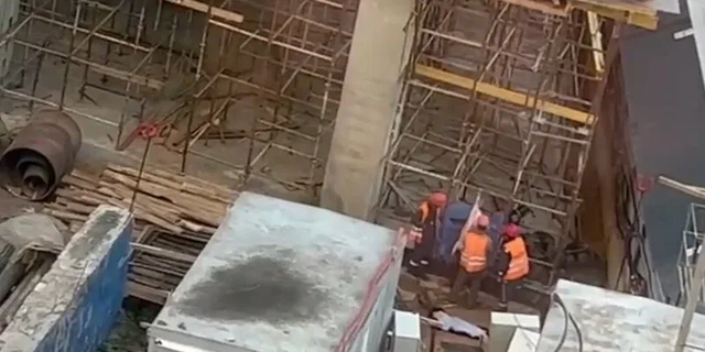 Рабочие разделали барана на московской стройке и попали на видео