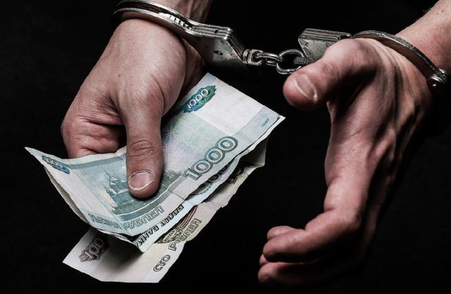 Ранее судимый россиянин дал взятку сотруднику ФСБ и получил три года колонии