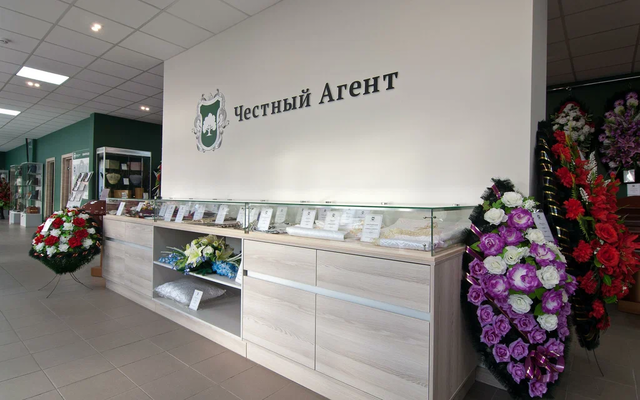 Суд в Москве заочно арестовал сооснователя сервиса ритуальных услуг «Честный агент» Артёма Манилова