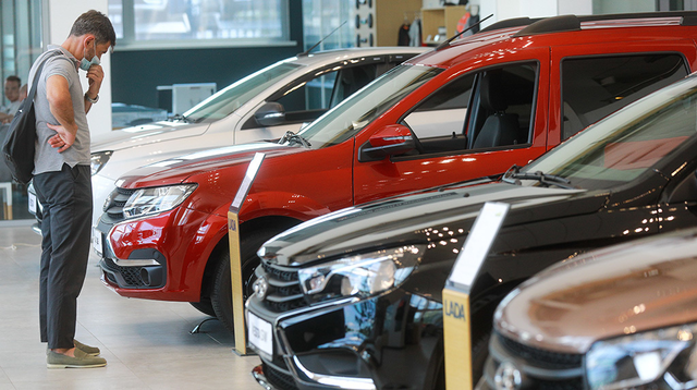 За год продажи новых автомобилей в России упали в четыре раза