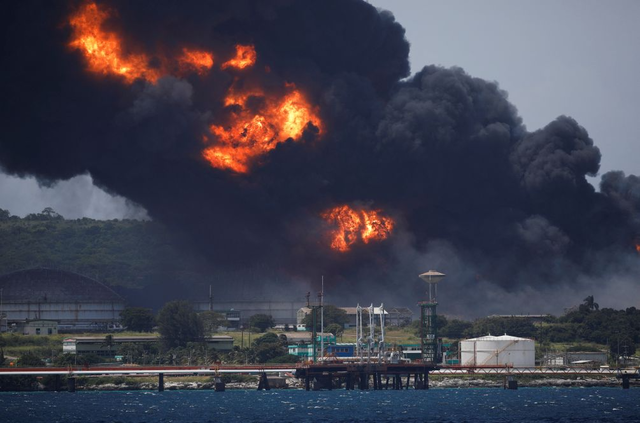 Пожарные не справляются: на Кубе из-за удара молнии более суток горит нефтехранилище