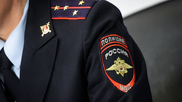 Сотрудница полиции расклеила по городу нюдсы соперницы