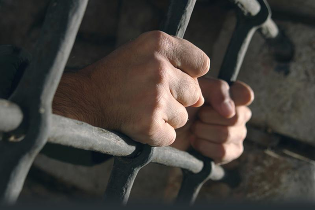 Иркутянин порезал ножом полицейского и получил 2 года строгого режима