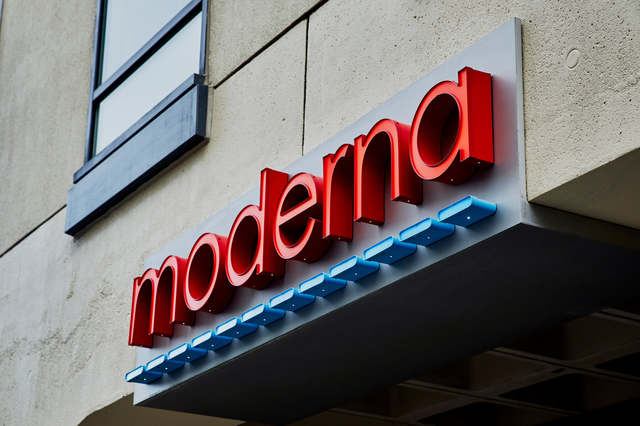 Moderna     Pfizer  BioNTech -   