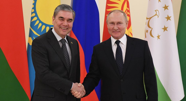 Путин наградил бывшего президента Туркменистана