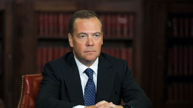 Медведев призвал Европу быстрее запретить выдачу виз россиянам