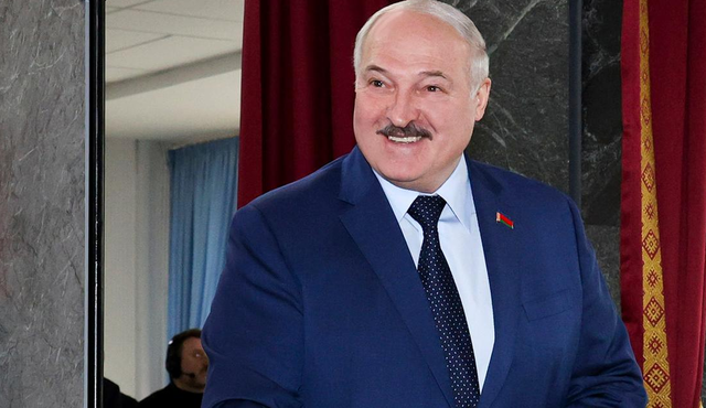 Лукашенко представил на 12% белорусский ноутбук