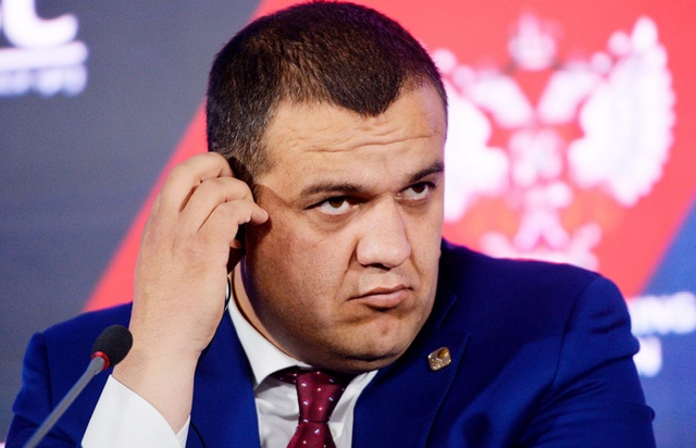 «В сопровождение ФСО сопроводят мимо пограничников»: на чем зарабатывает Умар Кремлев