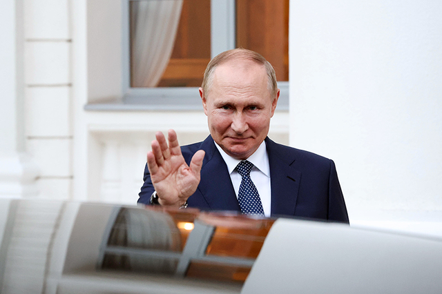 Путин остановил кортеж и пообщался с местными жителями в Калининграде