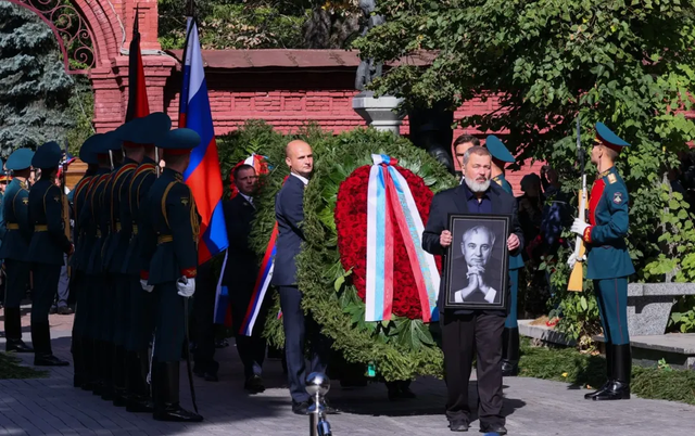 На прощание с Горбачевым пришли Орбан, Познер и послы нескольких стран