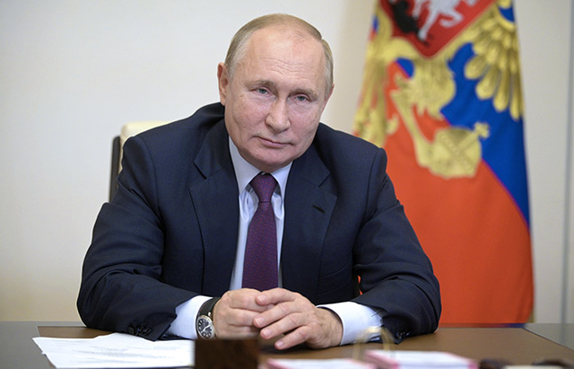 "Получает обзоры". В Кремле рассказали, читает ли Путин Telegram-каналы