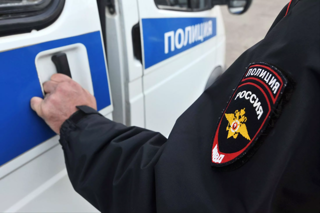 Жители Ялты устроили массовый сход около здания МВД
