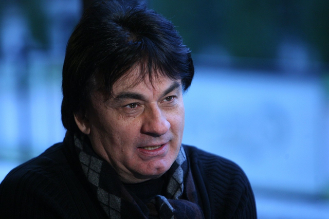 Неудачная пластика? 71-летний Серов вынужден прятать лицо