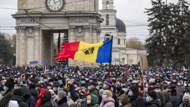 Квитанции о квартплате у офиса президента Санду сожгли на антиправительственном митинге в Кишиневе