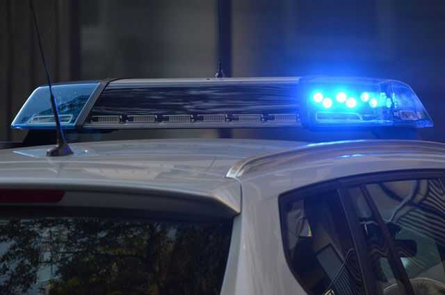 Голый мужчина разгуливал у школы в Ачинске. Дети опубликовали его фото