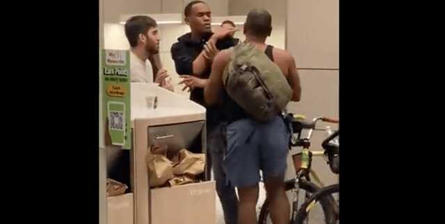 В США спор в "Макдональдсе" закончился погромом, когда клиент достал топор
