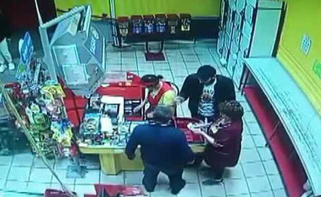 Двое посетителей магазина избили россиянина из-за замечания и попали на видео