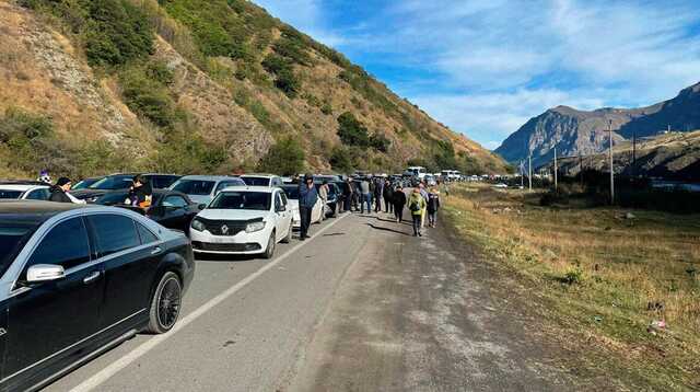В пробках на границе с Грузией появился стихийный авторынок