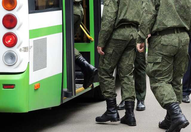 Москвич убежал из квартиры, когда к нему пришли вручать повестку