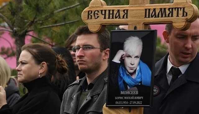 Около полумиллиона: на что ушли выделенные Пугачевой на похороны Моисеева деньги