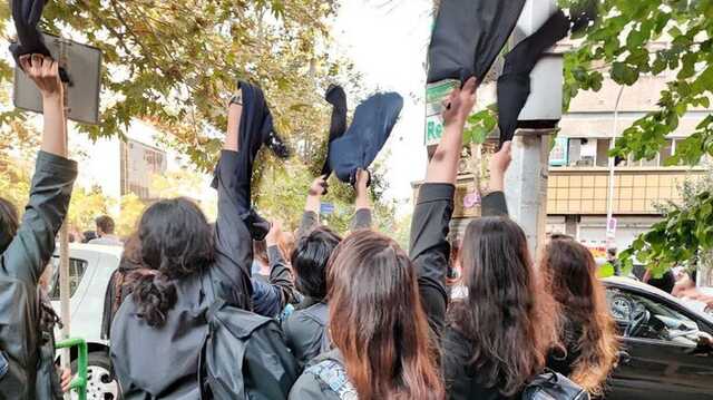 В Иране на протесты вышли школьницы. Снимают хиджабы и скандируют "Смерть диктатору"