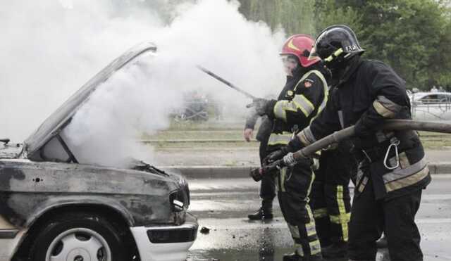 Две легковые машины сгорели в центре Москвы