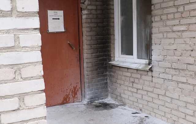 Задержали 23-летнего красноярца, метнувшего две бутылки с горючим в окно Советского военкомата