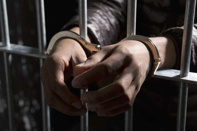 Мужчина попытался заживо сжечь подругу в доме с детьми и попал под следствие