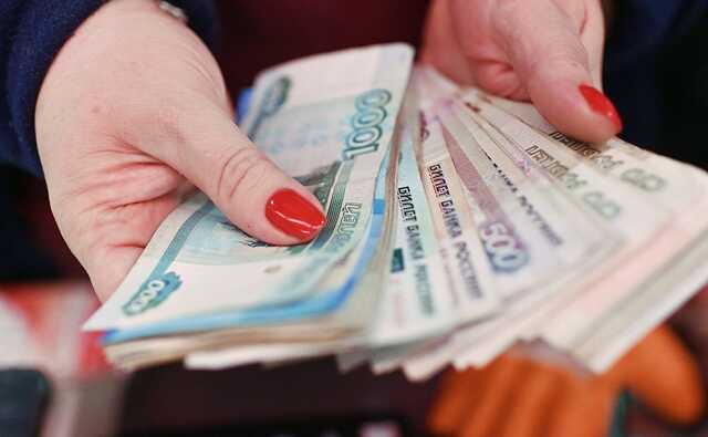 Россиянка заговорила с мошенниками на переходе и отдала им деньги