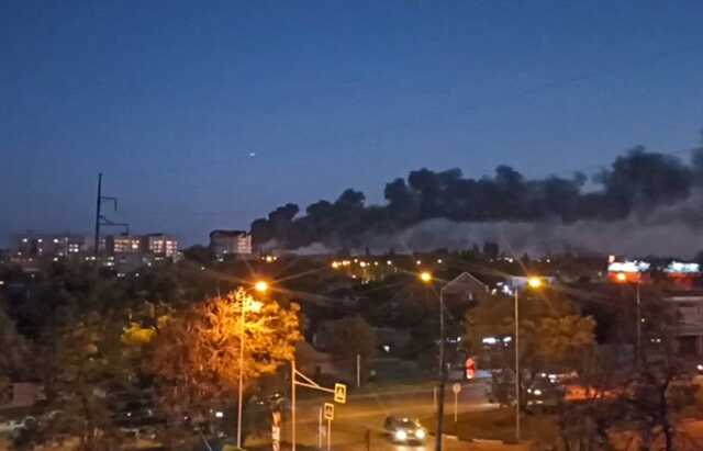 Военный самолет упал на жилой дом в Ейске