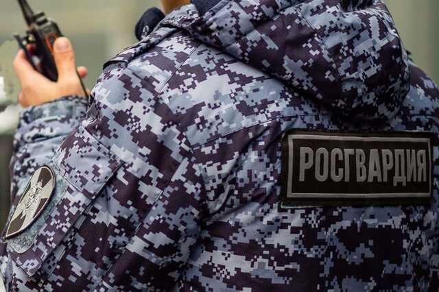 Росгвардейцы задержали 51-летнего мужчину с автоматом возле школы