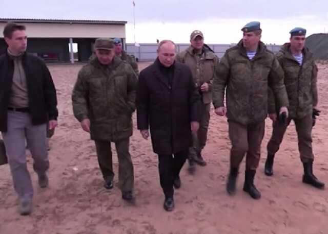 Путин пострелял из снайперской винтовки на полигоне для мобилизованных