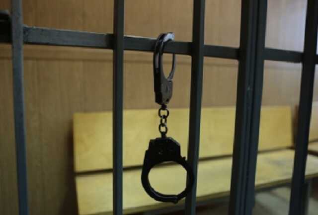 Применившего электрошокер к задержанному мужчине экс-полицейского арестовали