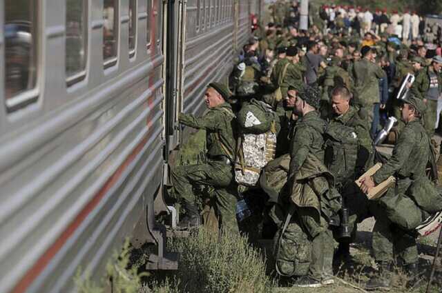В Кремле не обсуждается увеличение срока службы по призыву и призыв женщин