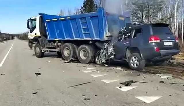 Land Cruiser врезался в самосвал на трассе в Амурской области и загорелся