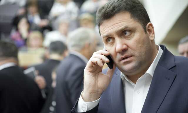 Тихо-мирно, сидя в уголке, поднимает упавшую планку по заработку экс-богач Новосибирска Андрей Гудовский
