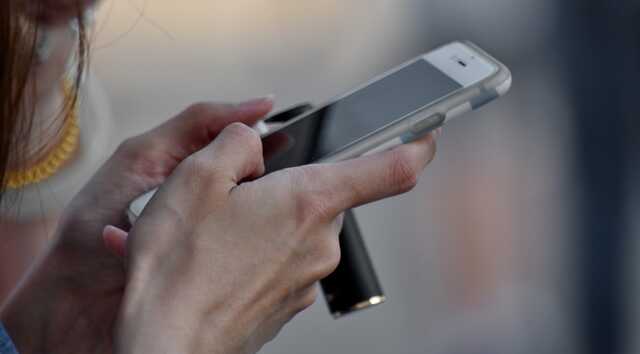 Сотрудницу московского военкомата обманули при покупке iPhone 14
